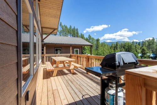 Lovely Family Cabin Rental for an Outdoor Getaway near Whitefish, Montana in เวสต์ กลาเซียร์(MT)