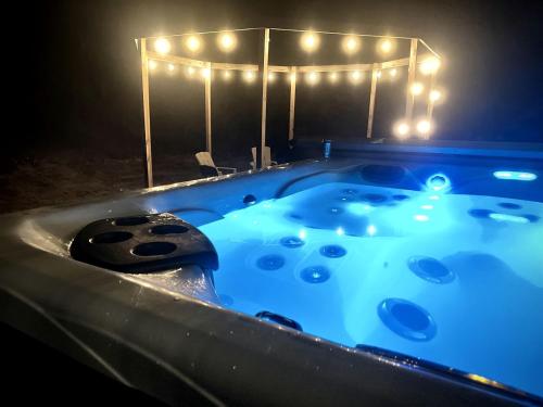 Karstais baseins, Secluded Rustic Cabin with Hot Tub Near Pere Marquette River in Big Rapids, Michigan in Luther (MI)