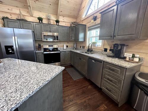 Charming Cabin with Hot-tub and Stunning Views in Campbellsville, Kentucky in 坎貝爾斯威爾