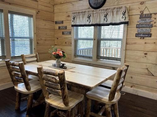 Charming Cabin with Hot-tub and Stunning Views in Campbellsville, Kentucky in Campbellsville