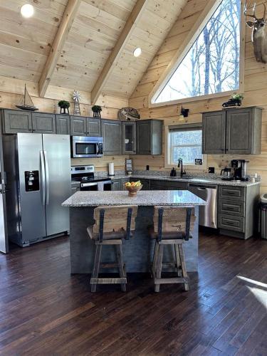 Charming Cabin with Hot-tub and Stunning Views in Campbellsville, Kentucky in 坎貝爾斯威爾