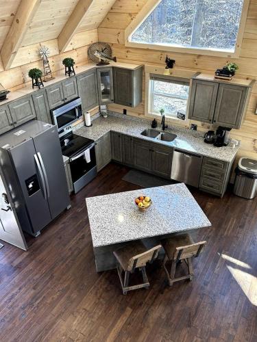 Charming Cabin with Hot-tub and Stunning Views in Campbellsville, Kentucky in Campbellsville