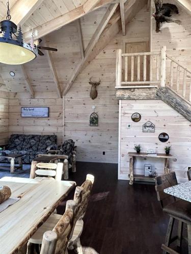 Charming Cabin with Hot-tub and Stunning Views in Campbellsville, Kentucky in 坎貝爾斯威爾