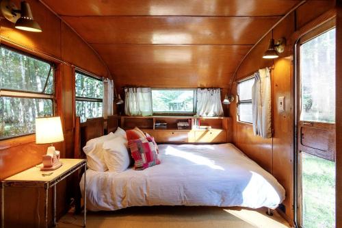 Gorgeous Fully Restored Caravan Nestled in the Trees Along Silver Lake for a Unique Vacation in Wood in Mountain Dale