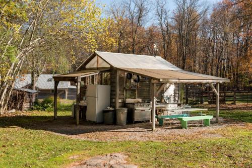 Gorgeous Fully Restored Caravan Nestled in the Trees Along Silver Lake for a Unique Vacation in Wood in Mountain Dale