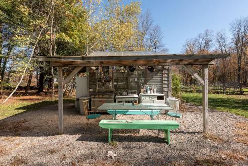 Gorgeous Fully Restored Caravan Nestled in the Trees Along Silver Lake for a Unique Vacation in Wood in Mountain Dale