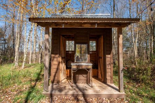 Pezsgőfürdő, Gorgeous Fully Restored Caravan Nestled in the Trees Along Silver Lake for a Unique Vacation in Wood in Mountain Dale