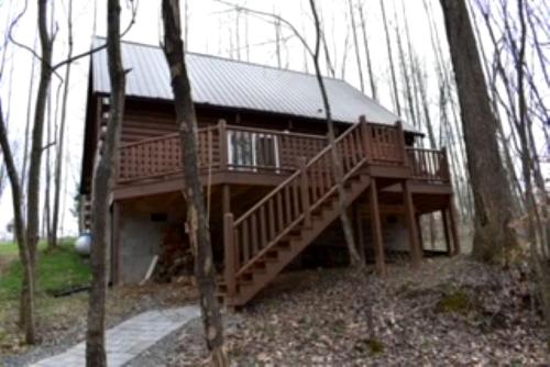 . Incredible Cabin with Fireplace and Hot-tub in Campbellsville, Kentucky