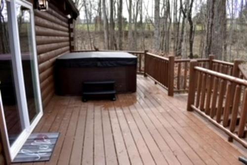 جاكوزي, Incredible Cabin with Fireplace and Hot-tub in Campbellsville, Kentucky in Campbellsville