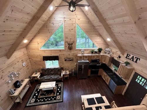 Incredible Cabin with Fireplace and Hot-tub in Campbellsville, Kentucky in 坎貝爾斯威爾