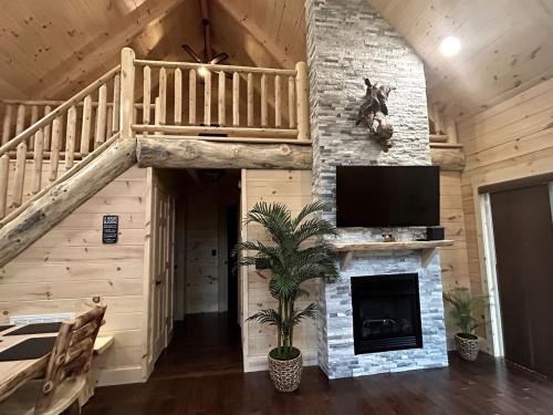 Incredible Cabin with Fireplace and Hot-tub in Campbellsville, Kentucky in 坎貝爾斯威爾