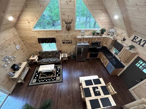 Incredible Cabin with Fireplace and Hot-tub in Campbellsville, Kentucky in 坎貝爾斯威爾