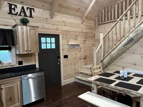 Incredible Cabin with Fireplace and Hot-tub in Campbellsville, Kentucky in Campbellsville
