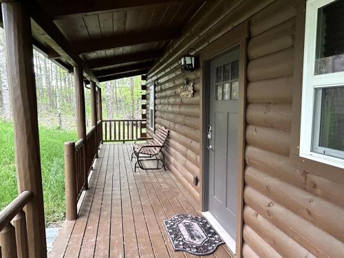 Incredible Cabin with Fireplace and Hot-tub in Campbellsville, Kentucky in 坎貝爾斯威爾
