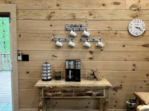 Incredible Cabin with Fireplace and Hot-tub in Campbellsville, Kentucky in Campbellsville
