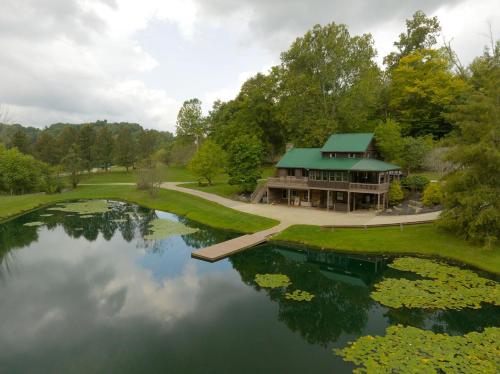 16 Guests | Ponds | Hot Tub | Game Room | Trails in Sarahsville, Senecaville