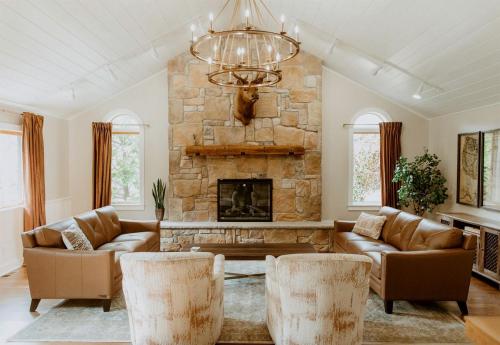 16 Guests | Ponds | Hot Tub | Game Room | Trails in Sarahsville in Caldwell (OH)