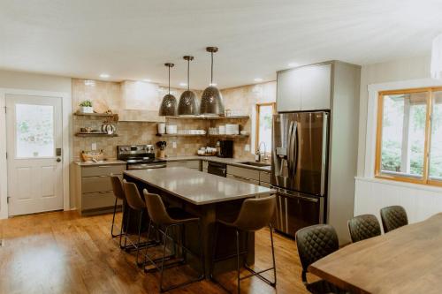 16 Guests | Ponds | Hot Tub | Game Room | Trails in Sarahsville in Caldwell (OH)
