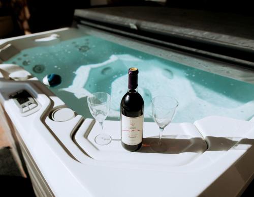 16 Guests | Ponds | Hot Tub | Game Room | Trails in Sarahsville in Caldwell (OH)