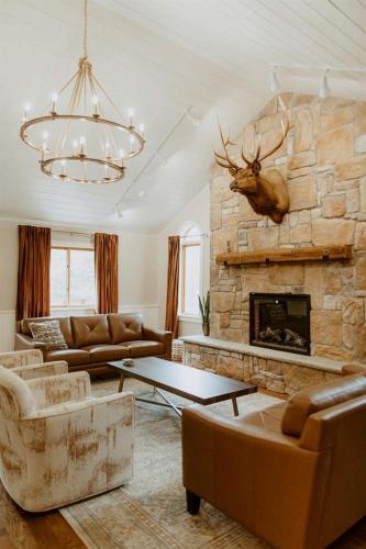 16 Guests | Ponds | Hot Tub | Game Room | Trails in Sarahsville in Caldwell (OH)
