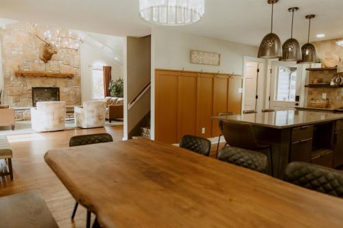 16 Guests | Ponds | Hot Tub | Game Room | Trails in Sarahsville in Caldwell (OH)