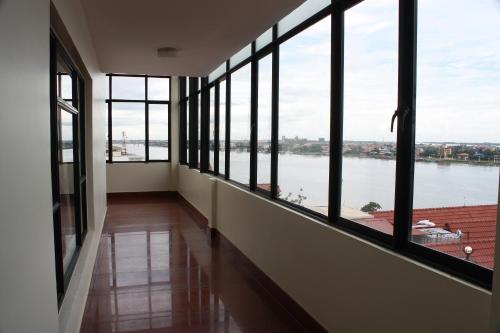 Lux Riverside Hotel & Apartment