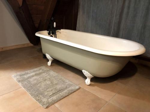 Unique A-Frame Cabin Rental on a Farm in Mount Juliet near Nashville, Tennessee in Lavergne (TN)