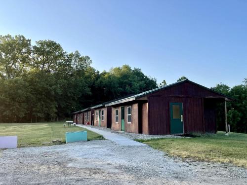 . Wonderful Cabin that Sleeps 12 near the Cedar River in Letts, Iowa