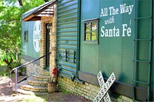 Sleep in Authentic Railcar Rental for Unique Experience near Fort Worth, Glen Rose (Foto 8)