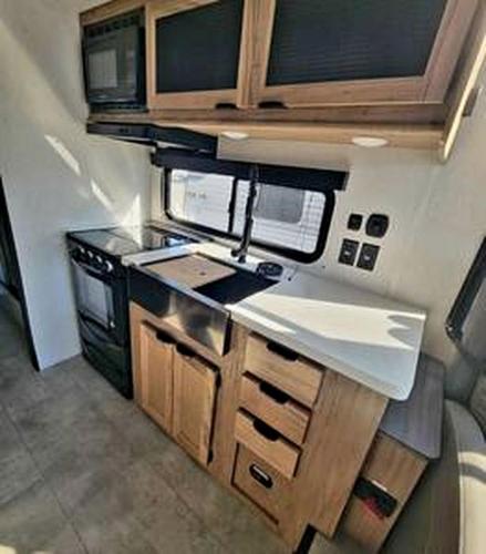 Modern Lofted Tiny House Fully Equipped with Lake Views in Texas in Yantis (TX)