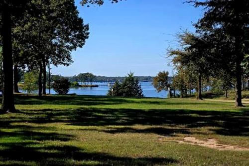 Modern Lofted Tiny House Fully Equipped with Lake Views in Texas in Yantis (TX)