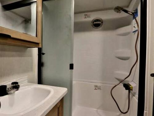 Modern Lofted Tiny House Fully Equipped with Lake Views in Texas in Yantis (TX)