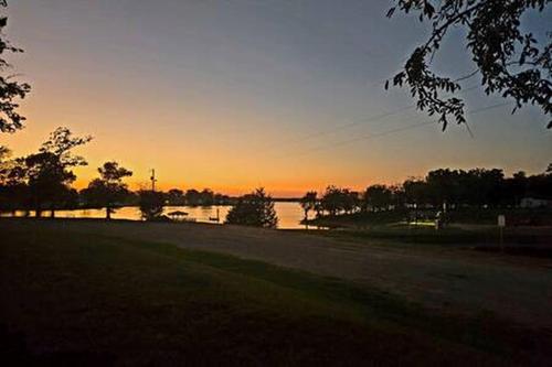Modern Lofted Tiny House Fully Equipped with Lake Views in Texas in Yantis (TX)