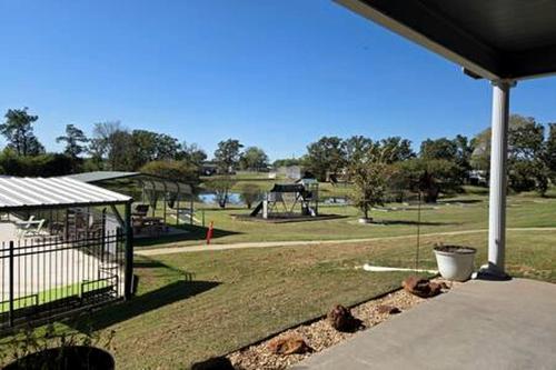 Modern Lofted Tiny House Fully Equipped with Lake Views in Texas in Yantis (TX)