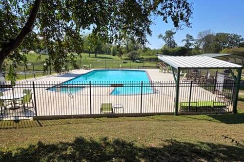 Modern Lofted Tiny House Fully Equipped with Lake Views in Texas in Yantis (TX)