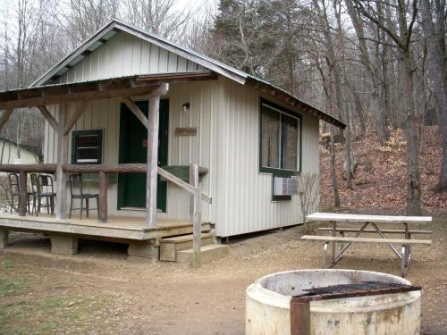 Rustic Cabin Perfect for Small Groups with Picnic Space in Indiana, Stony Lonesome