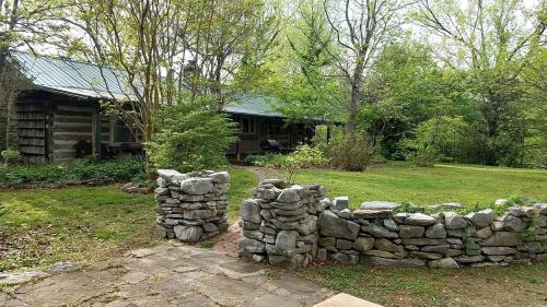 Secluded Cabin Rental near the Spectacular Ozarks of Arkansas · Duff