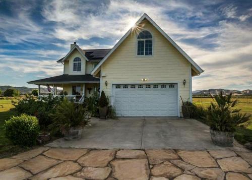 Luxury Chic Farm Cottage in Wine Country, California in Kelseyville