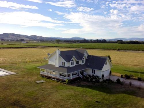 Luxury Chic Farm Cottage in Wine Country, California in Kelseyville