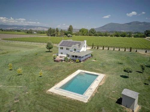 Luxury Chic Farm Cottage in Wine Country, California in Kelseyville