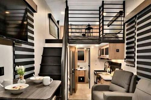 Chic Tiny House with Lofted Interior Perfect for a Family Escape in Texas in Yantis (TX)