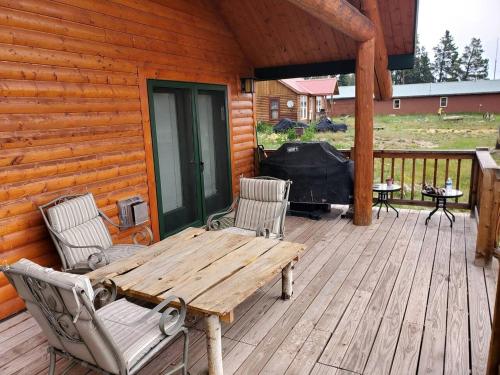 Beautiful Cabin with Fire Pit and Deck in Foxpark, Wyoming in Centennial (WY)