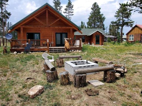 Beautiful Cabin with Fire Pit and Deck in Foxpark, Wyoming, Foxpark