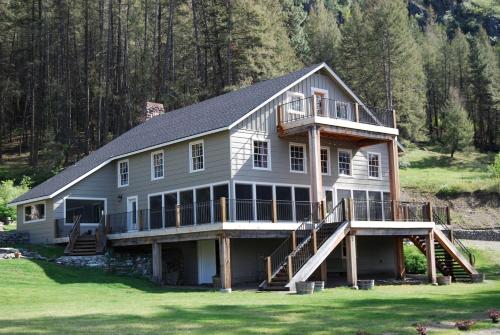 Luxury Vacation Rental on Palmer Lake in Okanogan County, Washington