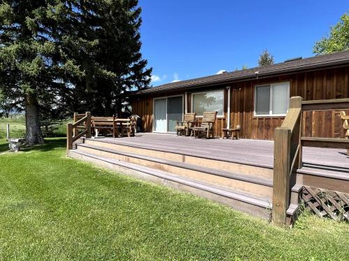 Charming Riverside Vacation Rental with Scenic Mountain Views near Ennis, Montana in Ennisa (MT)