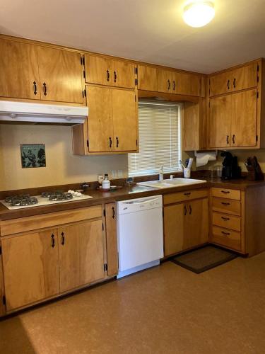 Charming Riverside Vacation Rental with Scenic Mountain Views near Ennis, Montana in Ennisa (MT)