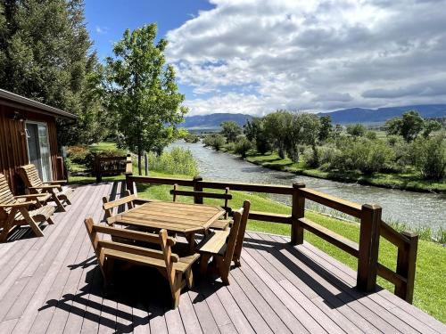 Charming Riverside Vacation Rental with Scenic Mountain Views near Ennis, Montana in Ennisa (MT)