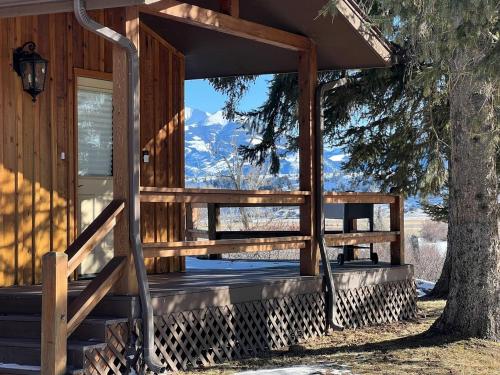 Charming Riverside Vacation Rental with Scenic Mountain Views near Ennis, Montana in Ennisa (MT)