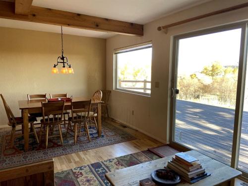 Charming Riverside Vacation Rental with Scenic Mountain Views near Ennis, Montana in Ennisa (MT)