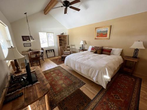 Charming Riverside Vacation Rental with Scenic Mountain Views near Ennis, Montana in Ennisa (MT)